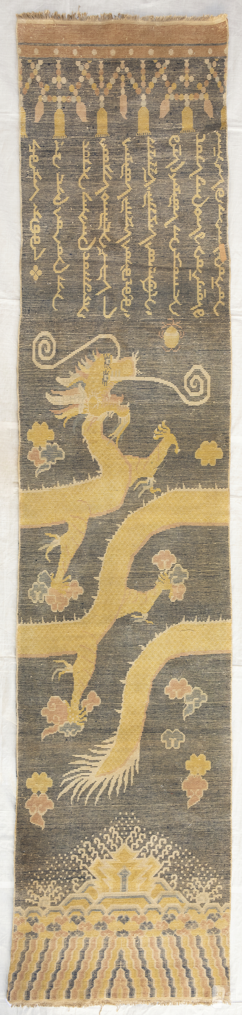 An unusual pair of pillar rugs - 图13